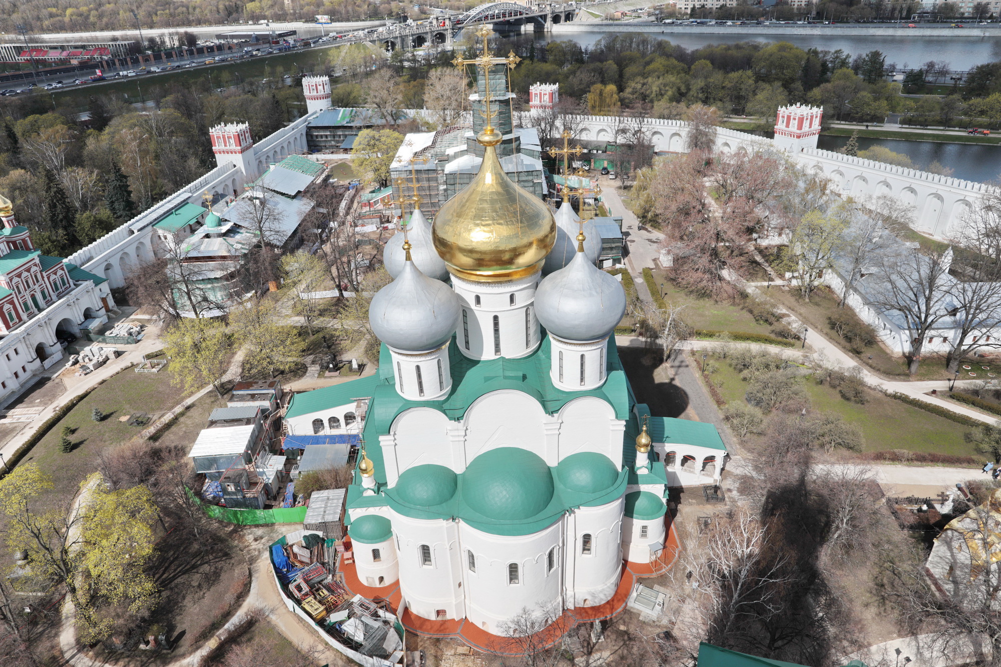 Ставропигиальный монастырь. Богородице-Смоленский Новодевичий женский монастырь. Успенский собор Новодевичьего монастыря. Новодевичий монастырь 2021. Успенский храм Московский Богородице-Смоленский монастырь.