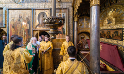 Литургия в Успенском соборе Московского Кремля